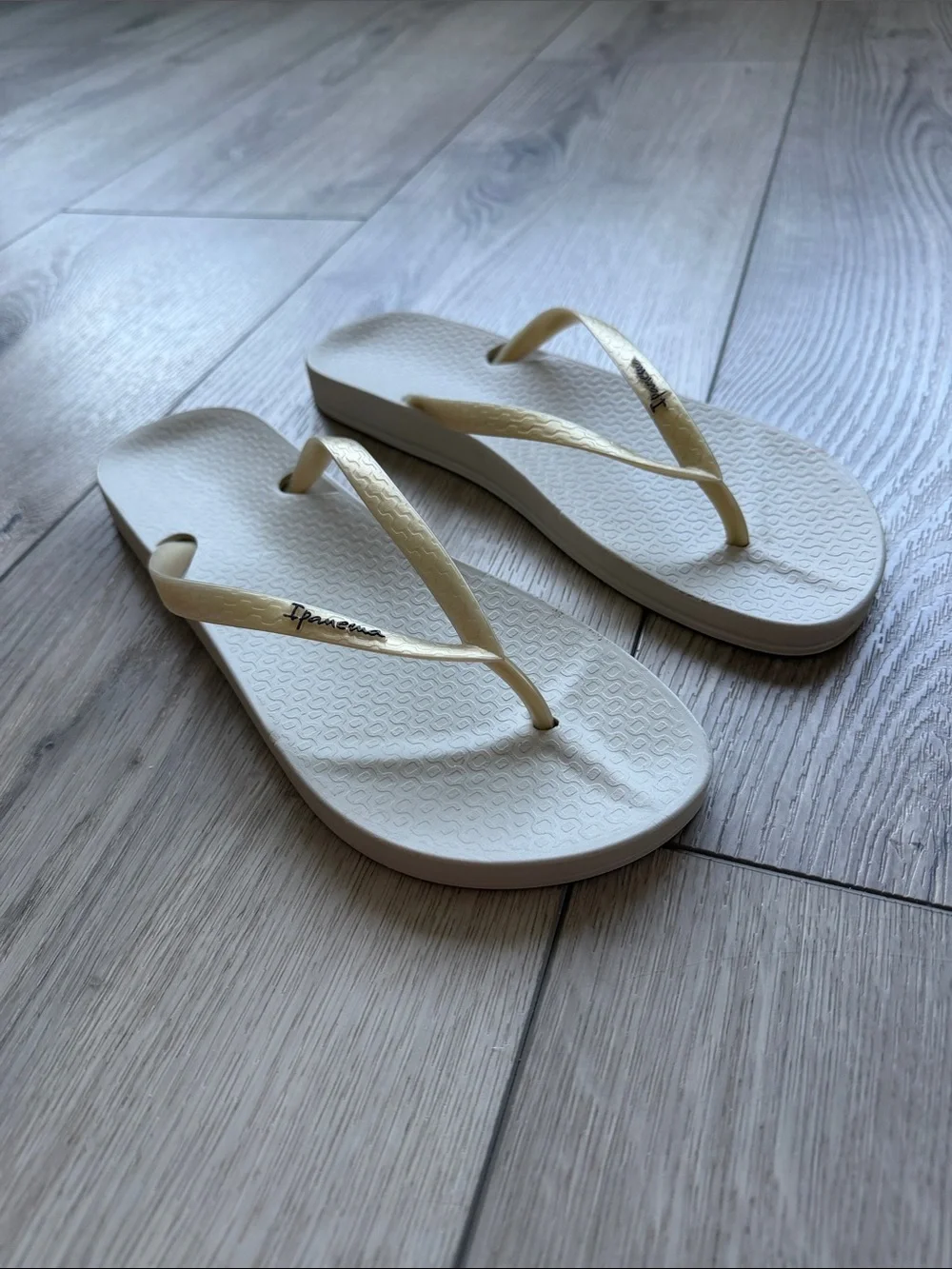 Ipanema Flip Flops NEW Women’s 10 Sandals Cream Gold Beach Cruise Vaca Travel